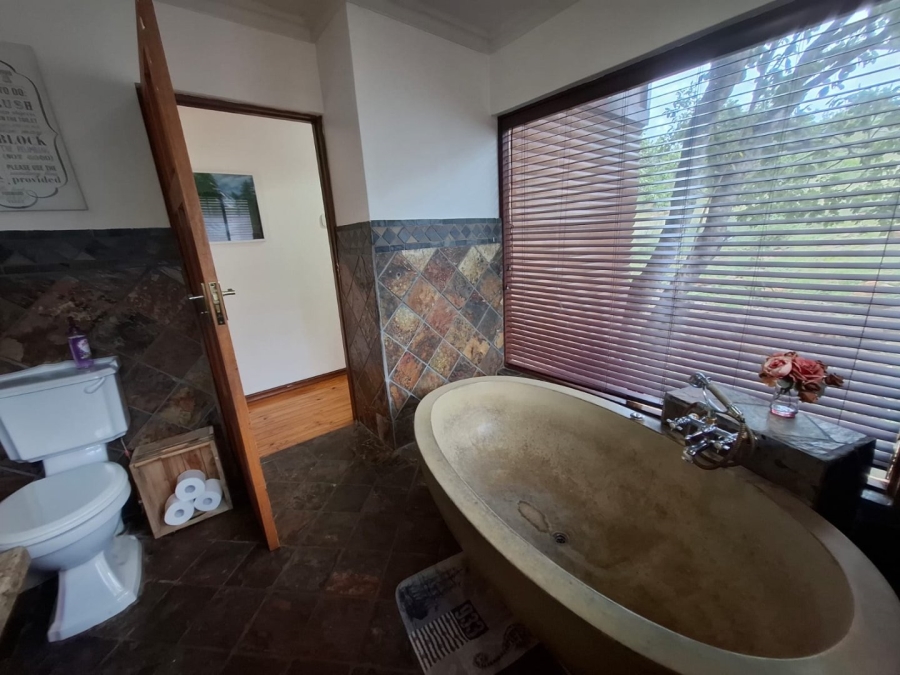 5 Bedroom Property for Sale in Waterkloof East North West